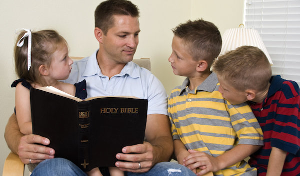 Resultado de imagen para padres leyendo con sus hijos