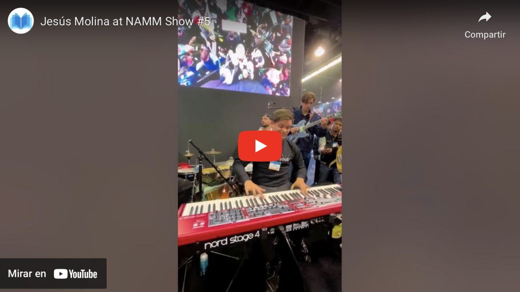 Virtuoso pianista cristiano toca con t-shirt «Dios es bueno» frente a cientos de personas