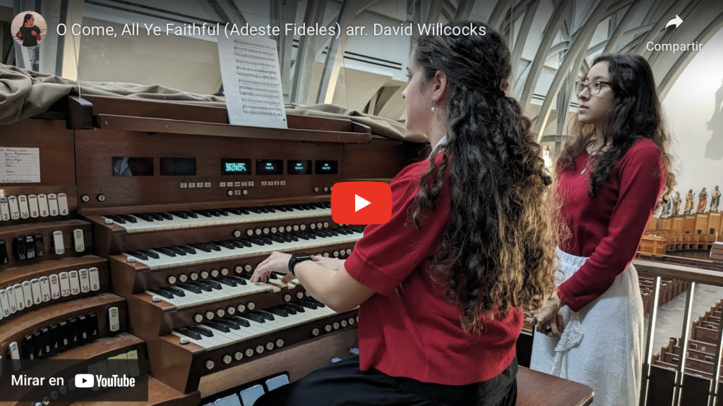 Mira esta mujer tocando la canción Venid, fieles todos en órgano