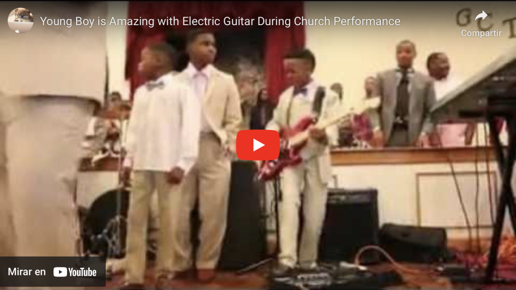 Niño toca guitarra eléctrica en iglesia de manera impresionante