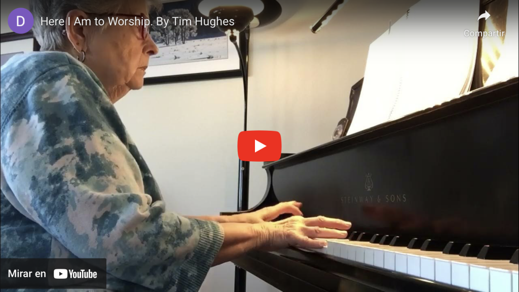 Abuelita toca en piano “Vine a adorarte”