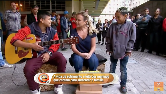 hermanos que cantan en la calle dan leccion de vida