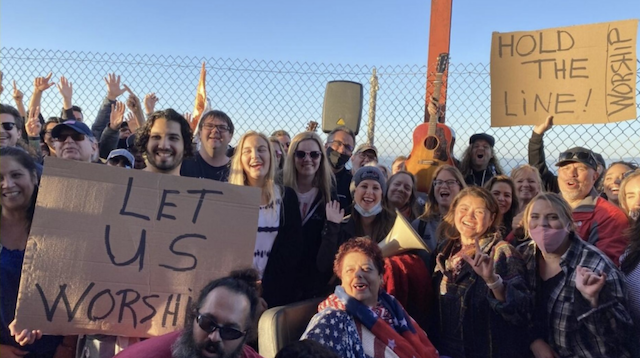 Cientos de cristianos se reunen en el puente Golden Gate de San Francisco por prohibicion de cantar dentro de las iglesias