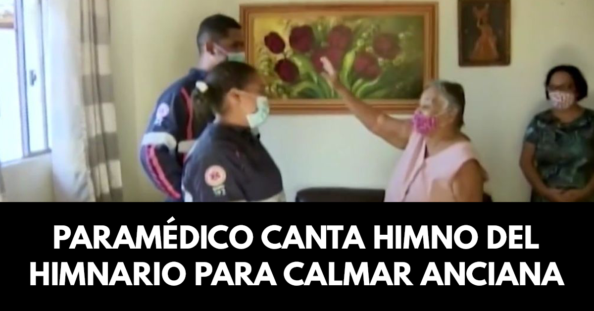 Paramédico canta himno del himnario para calmar anciana