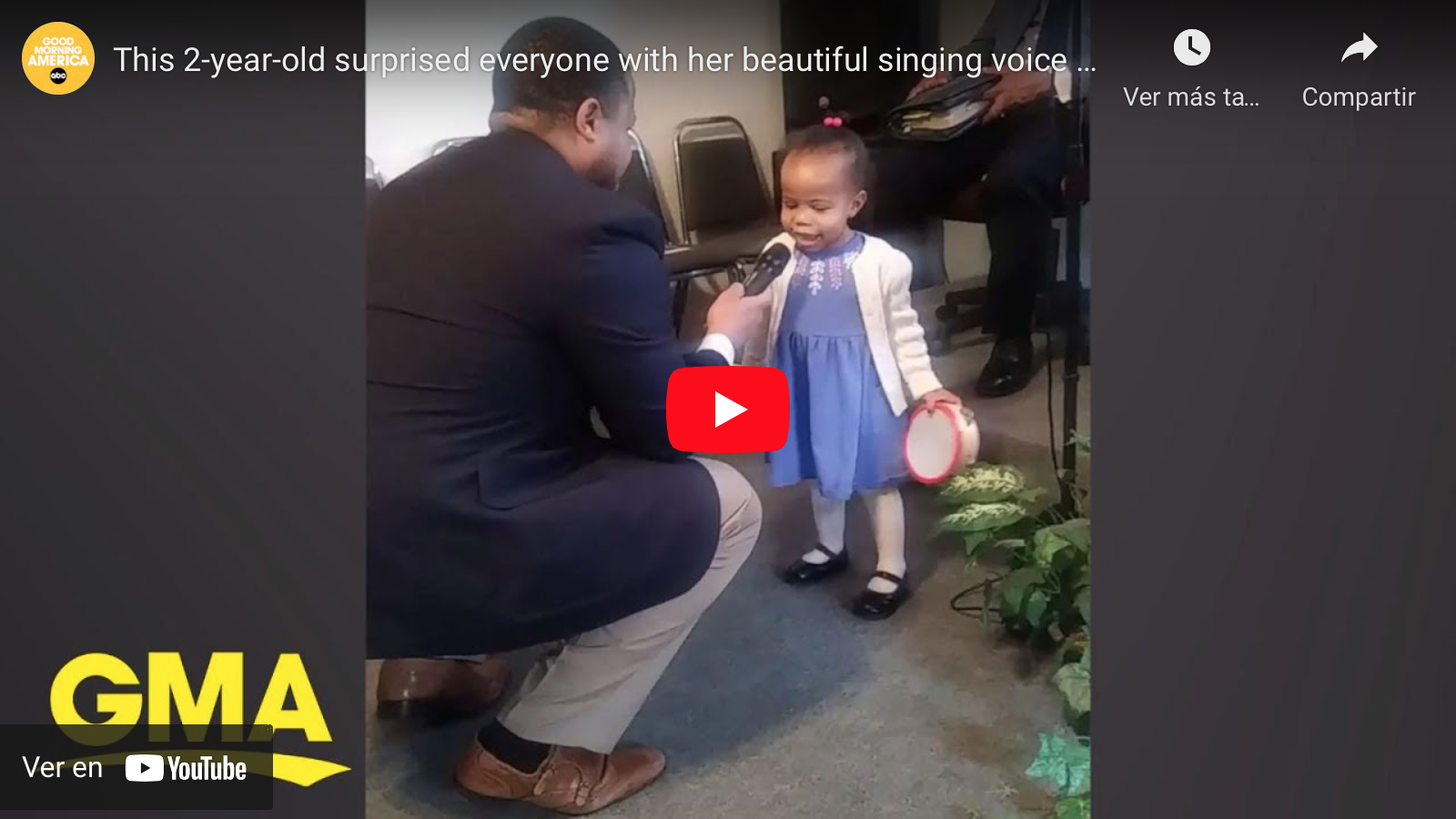 Tierna niña de dos años canta Jesús me ama en la iglesia
