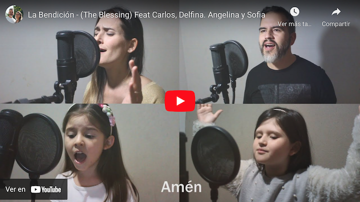 Niñas de 5 y 7 años cantan La bendición junto a su papi y a su mami