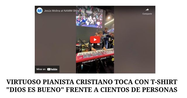 Virtuoso pianista cristiano toca con t-shirt Dios es bueno frente a cientos de personas