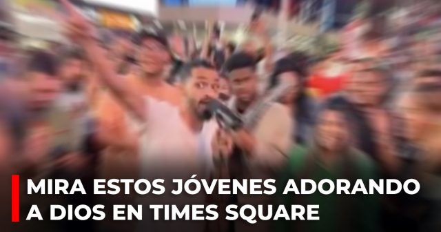 Mira estos jóvenes adorando a Dios en Times Square