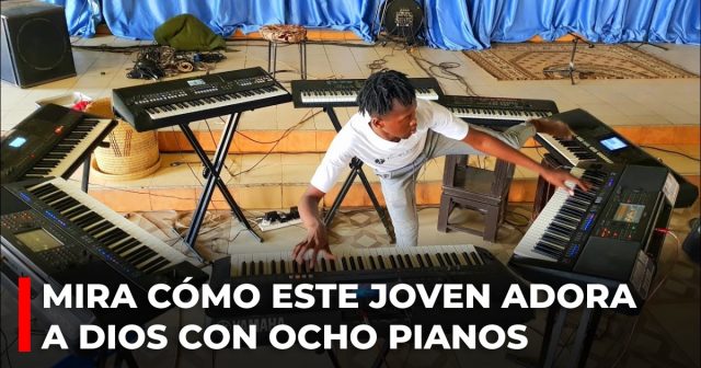 Mira cómo este joven adora a Dios con ocho pianos