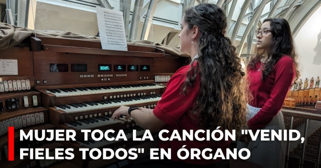 Mujer toca la canción Venid, fieles todos en órgano