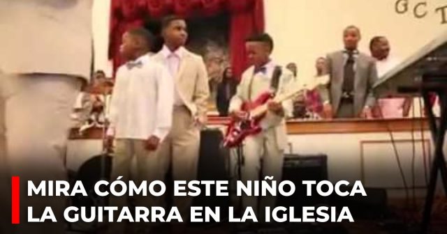 Mira cómo este niño toca la guitarra en la iglesia