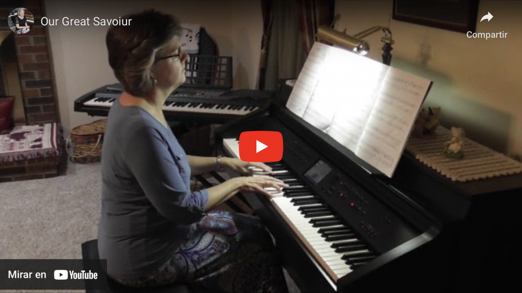 Mujer toca en piano la canción «Nuestro gran Salvador»