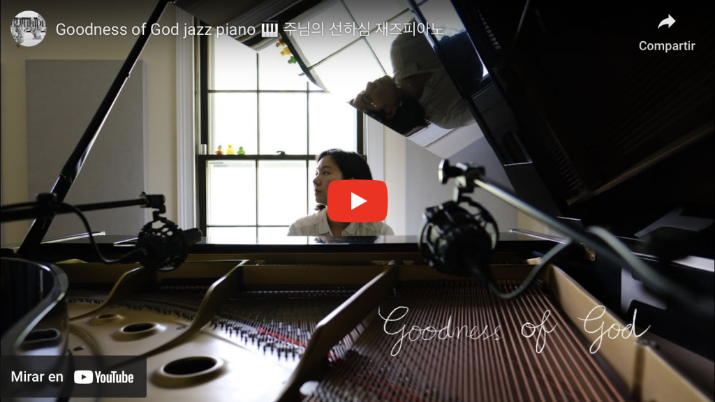 Mujer coreana toca la bondad de Dios en piano acústico