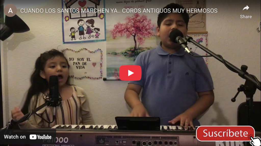 niños tocando y cantando coros cristianos